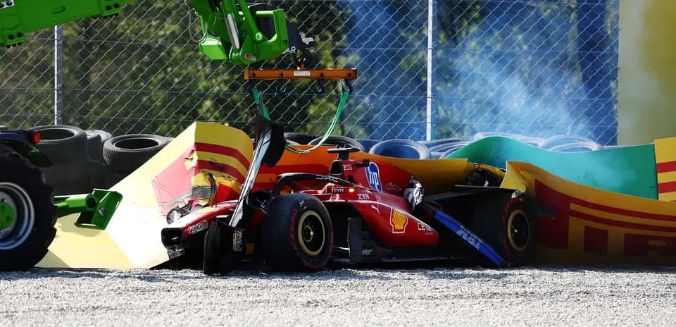 Voiture de F1 accidentée contre les barrières de sécurité