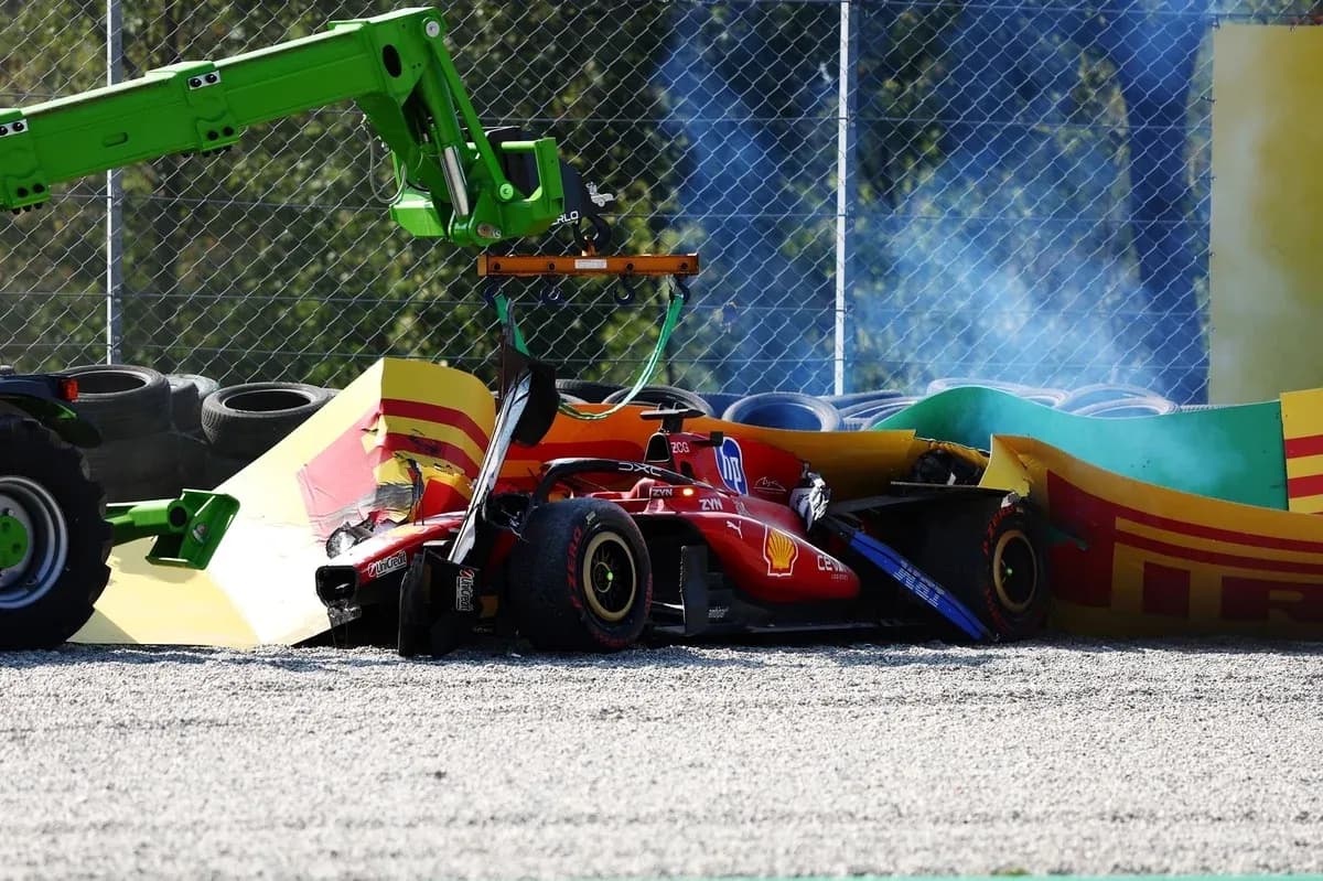 Voiture de F1 accidentée contre les barrières de sécurité