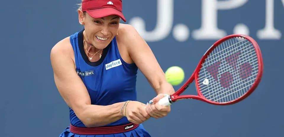 Joueuse de tennis frappant une balle sur le court