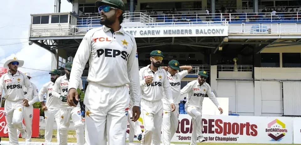 Équipe du Pakistan entrant sur le terrain de cricket