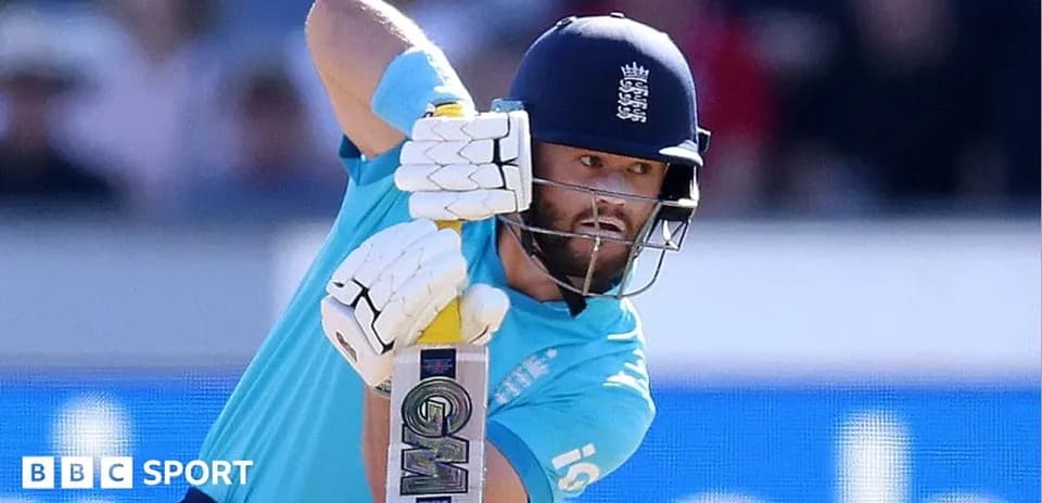 Joueur de cricket frappant la balle avec sa batte