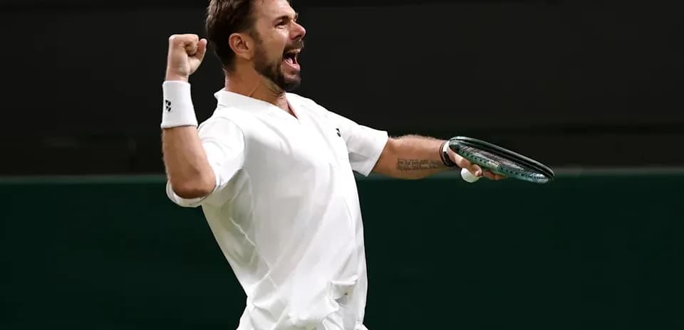 Joueur de tennis célébrant avec sa raquette sur le court