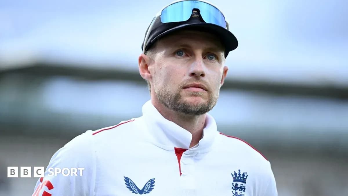 Joueur de cricket en uniforme regardant au loin