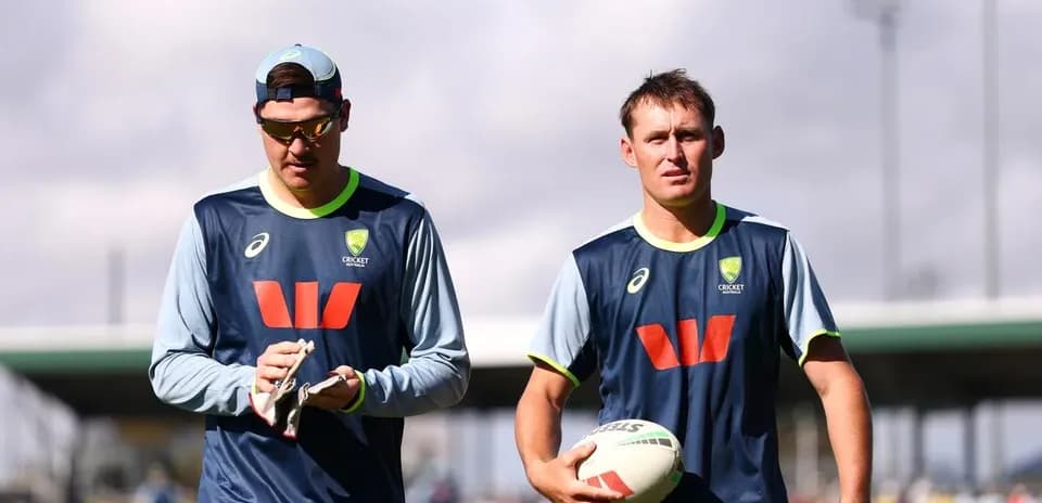 Deux joueurs de cricket marchant sur le terrain