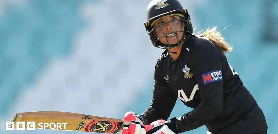 Joueuse de cricket prête à frapper au bâton