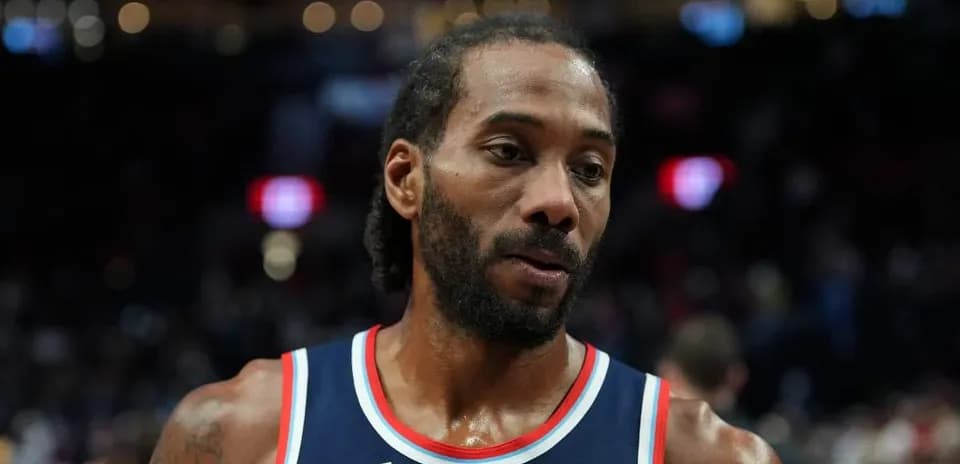 Joueur de basket-ball sur le terrain après le match