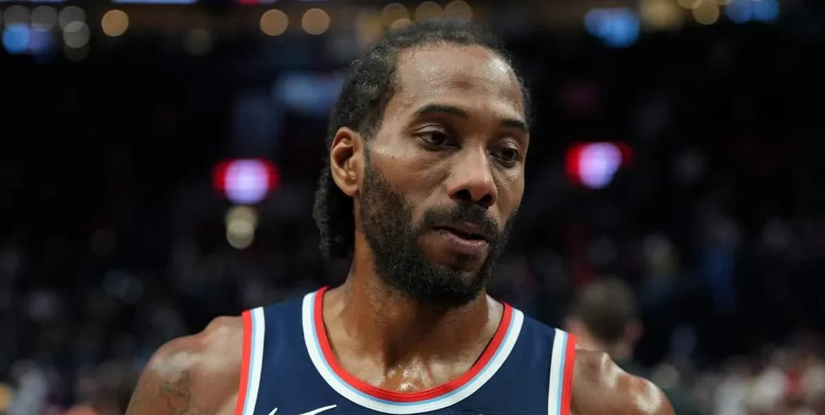 Joueur de basket-ball sur le terrain après le match