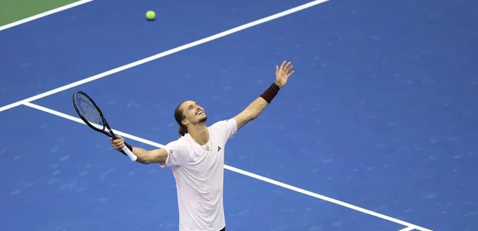 Joueur de tennis célébrant sur le court bleu