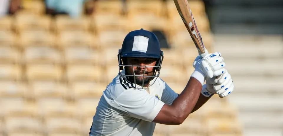 Joueur de cricket prêt à frapper au bâton