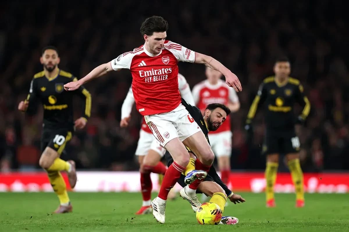 Joueur d'Arsenal en train de tomber après un tackle