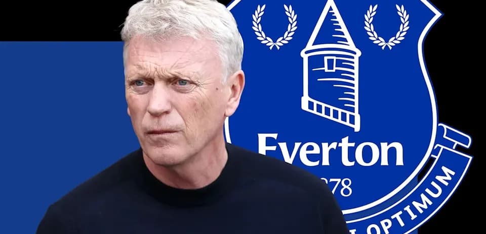 Entraîneur devant le logo d'Everton