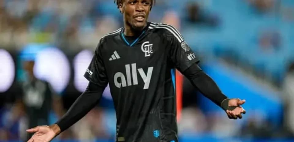 Joueur de CF Montréal en uniforme noir sur le terrain