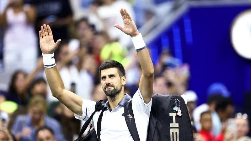 Joueur saluant le public après un match de tennis