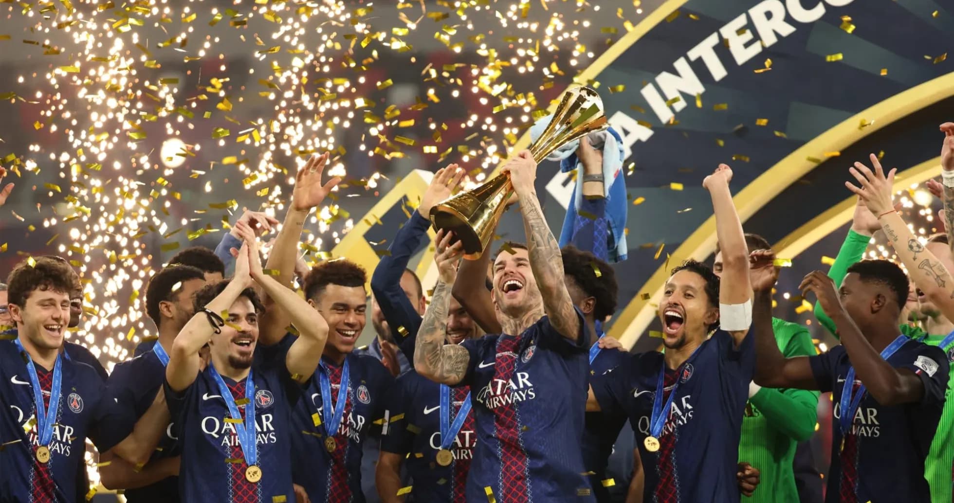 Joueurs du PSG célébrant leur victoire avec le trophée