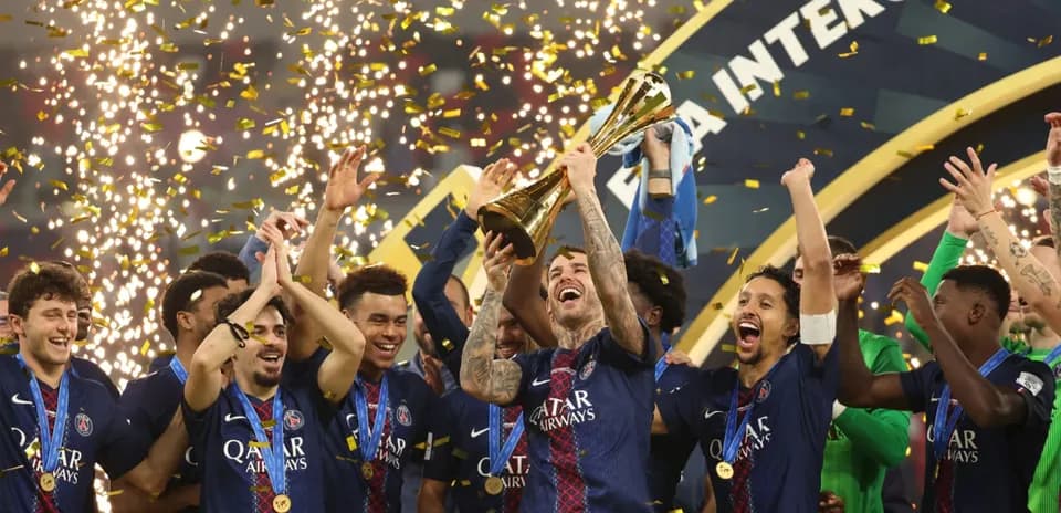 Joueurs du PSG célébrant leur victoire avec le trophée