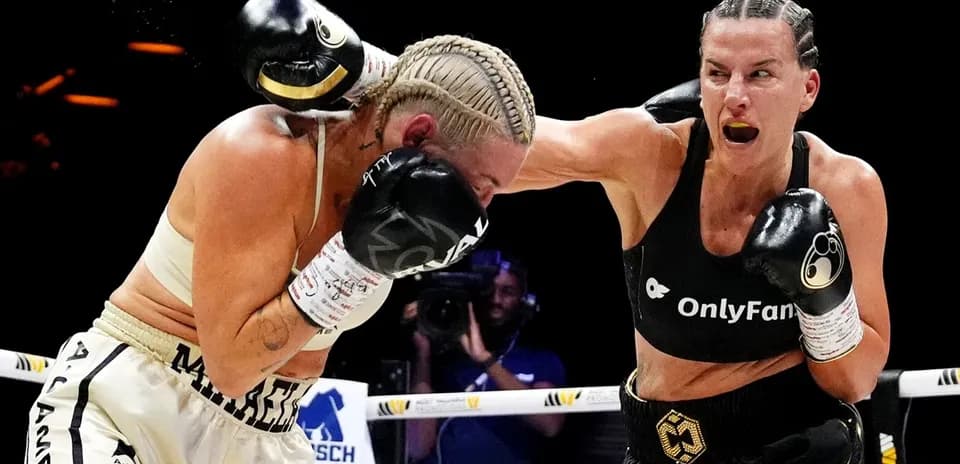 Boxeuses échangeant des coups sur le ring