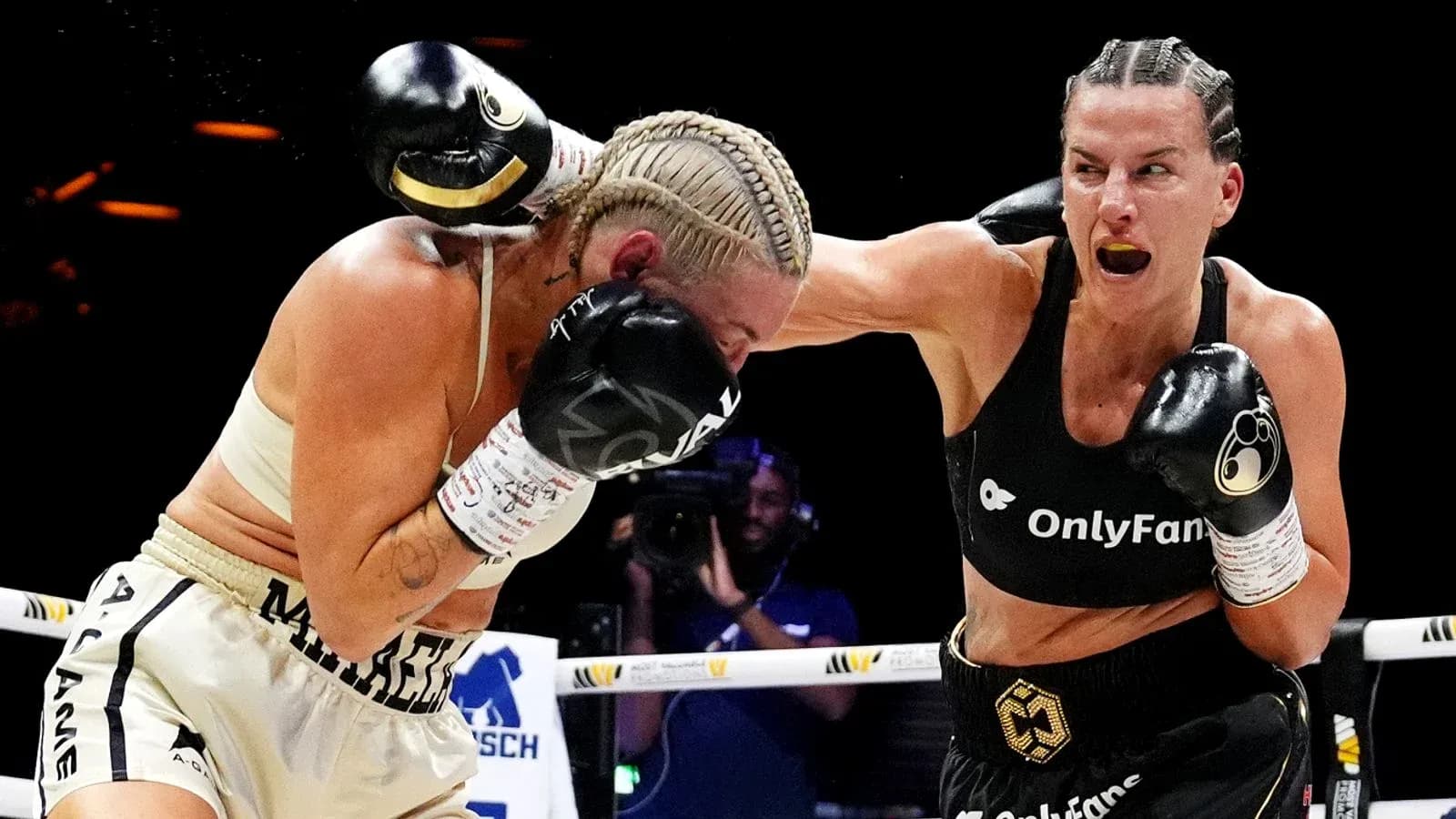 Boxeuses échangeant des coups sur le ring
