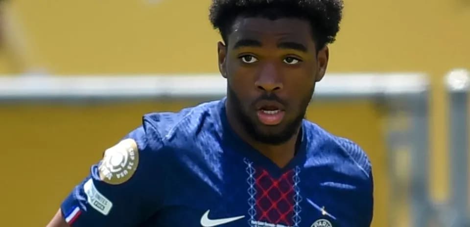 Joueur de PSG en action sur le terrain