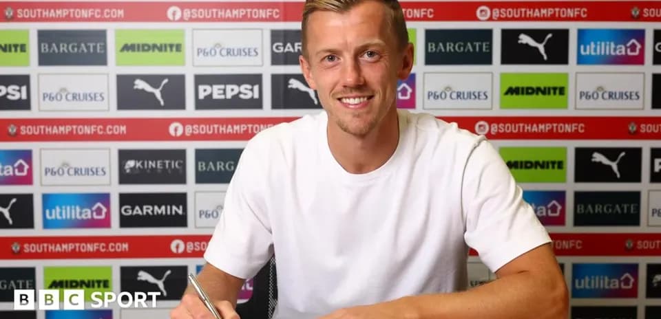 Joueur signant un contrat devant des panneaux sponsorisés