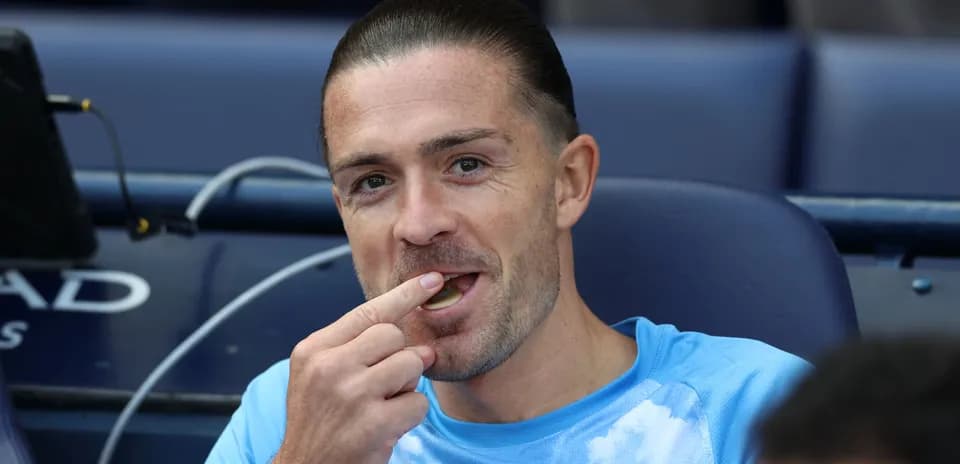 Joueur assis sur le banc, mangeant un bonbon