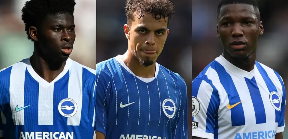 Trois joueurs de Brighton en maillot bleu et blanc