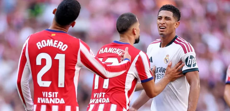 Joueurs d'Atletico Madrid discutant avec un joueur du Real Madrid
