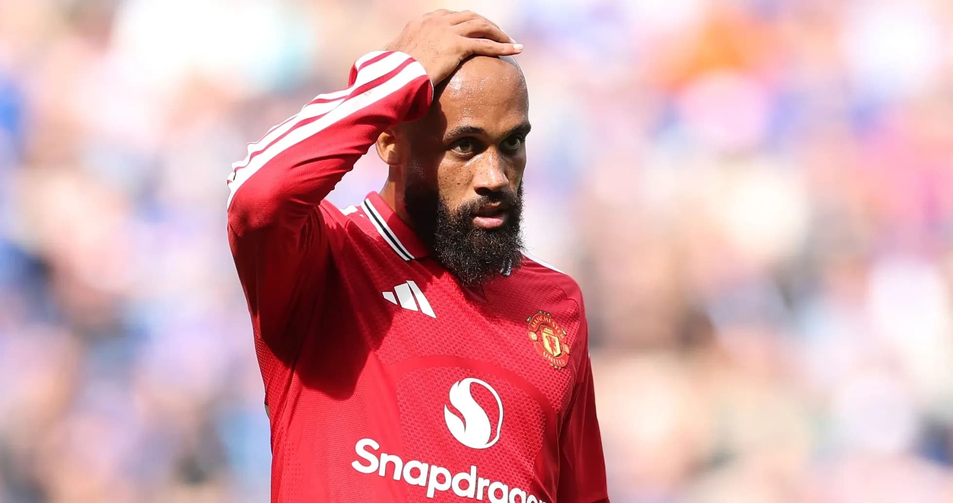 Joueur de Manchester United avec maillot rouge en action
