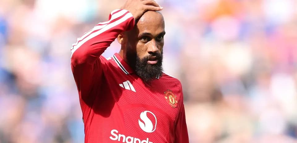 Joueur de Manchester United avec maillot rouge en action