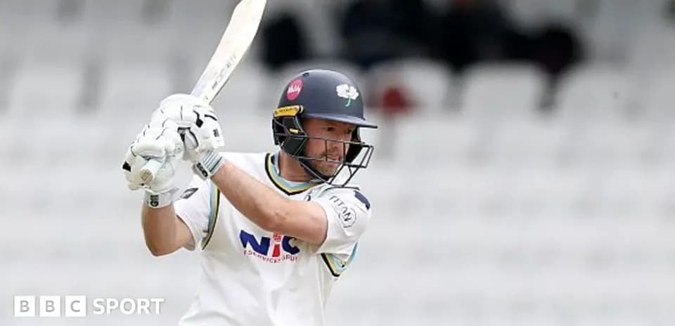 Joueur de cricket frappant la balle au bâton