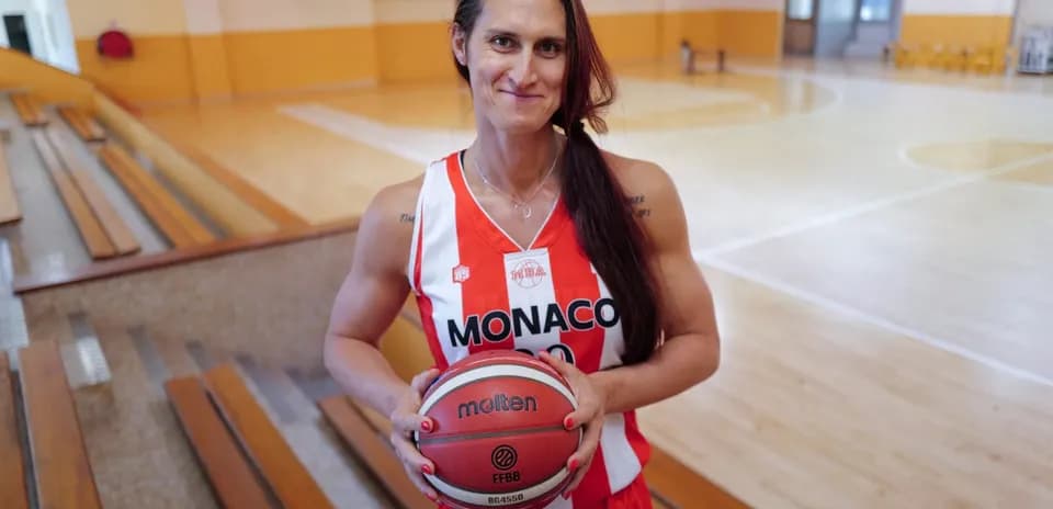 Joueuse de basket tenant un ballon sur le terrain