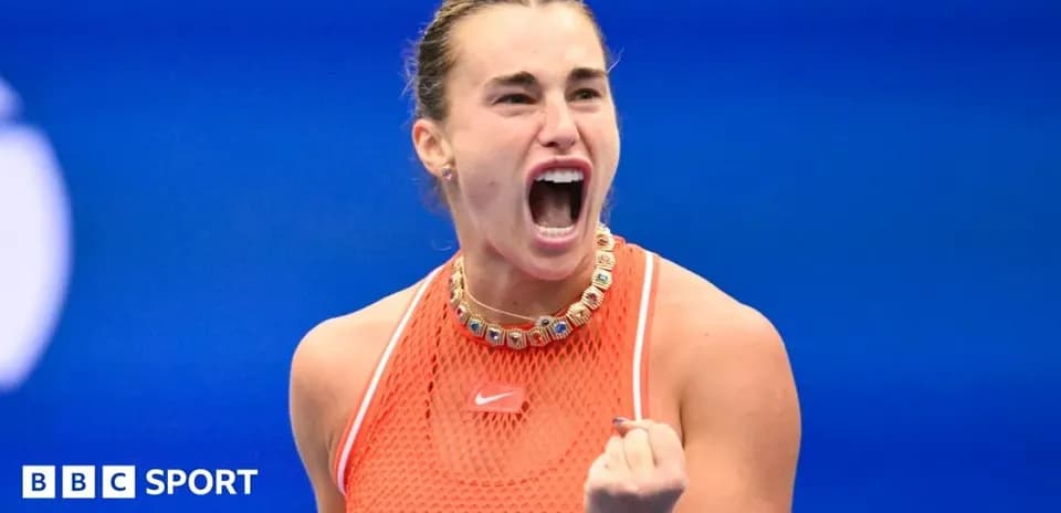 Joueuse de tennis célébrant une victoire sur le court