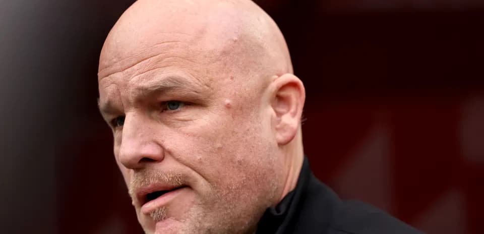 Homme chauve parlant en dehors du stade