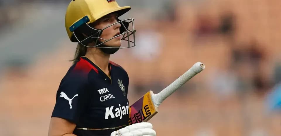 Joueuse de cricket portant un casque, tenant une batte