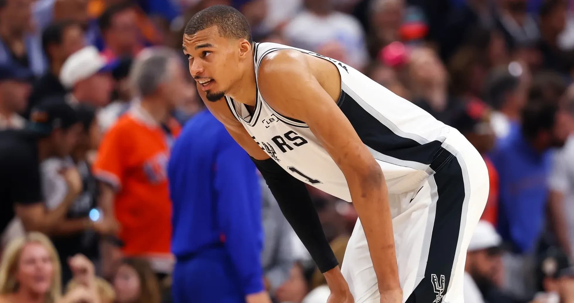 Joueur des Spurs se reposant sur le terrain