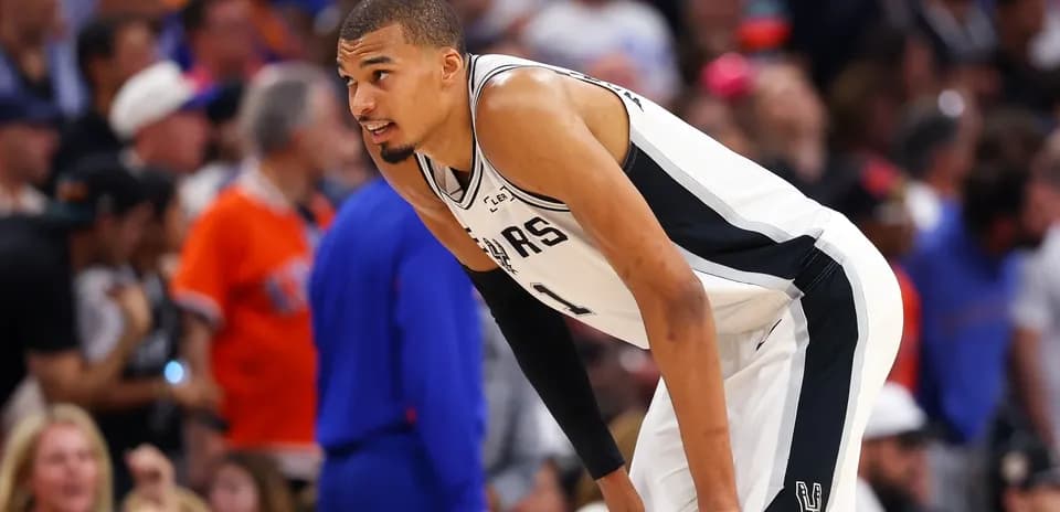 Joueur des Spurs se reposant sur le terrain