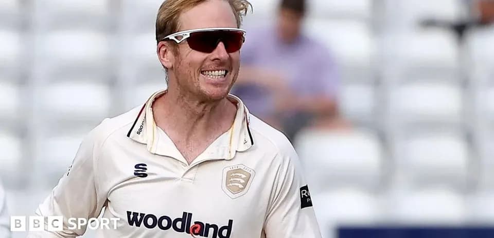 Joueur de cricket souriant sur le terrain