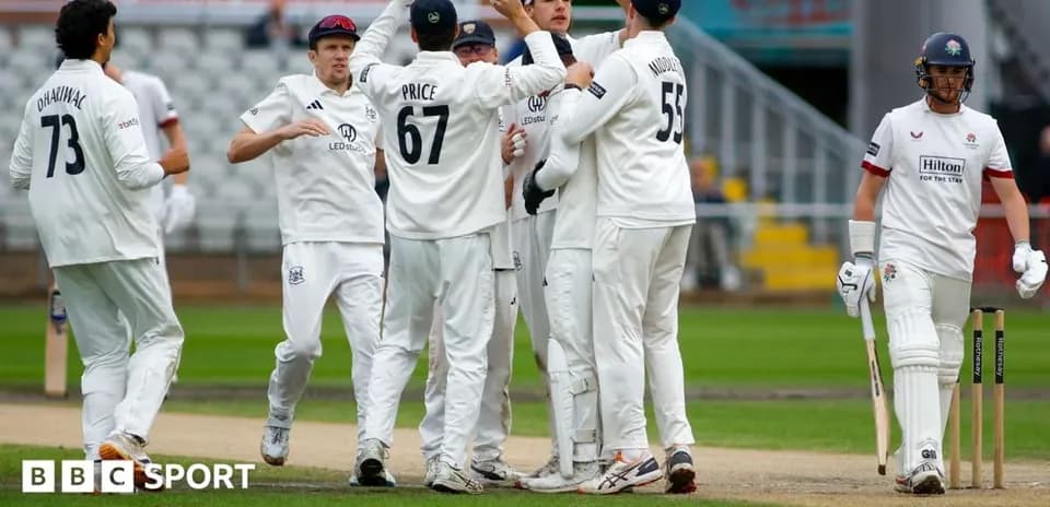 Joueurs célébrant un wicket lors d'un match de cricket