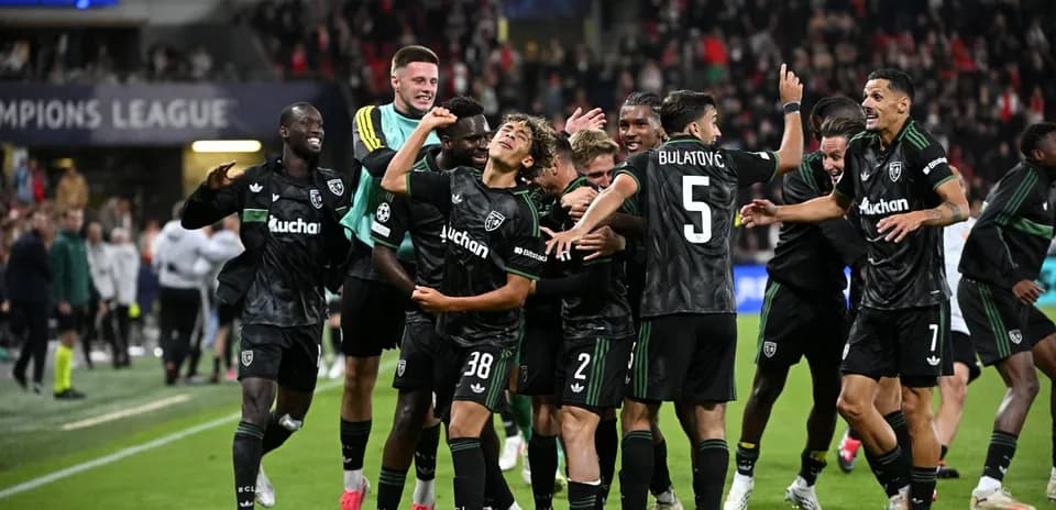 Joueurs célébrant une victoire en Ligue des champions