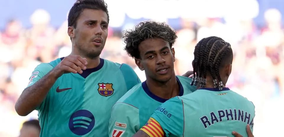 Joueurs du FC Barcelone célébrant un but ensemble