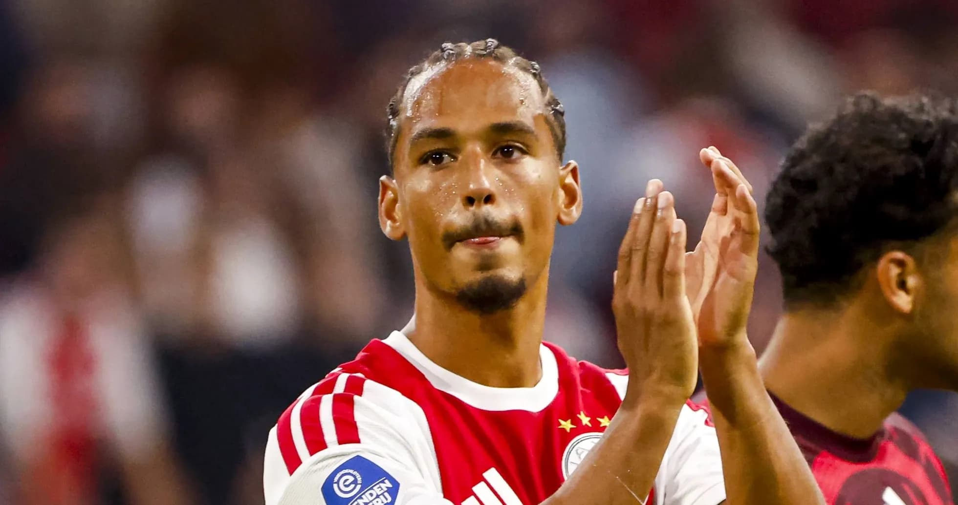 Joueur d'Ajax applaudissant après un match