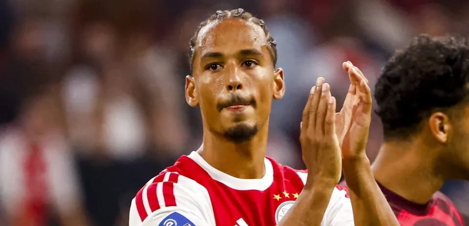 Joueur d'Ajax applaudissant après un match