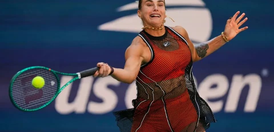 Joueuse de tennis frappant une balle au US Open