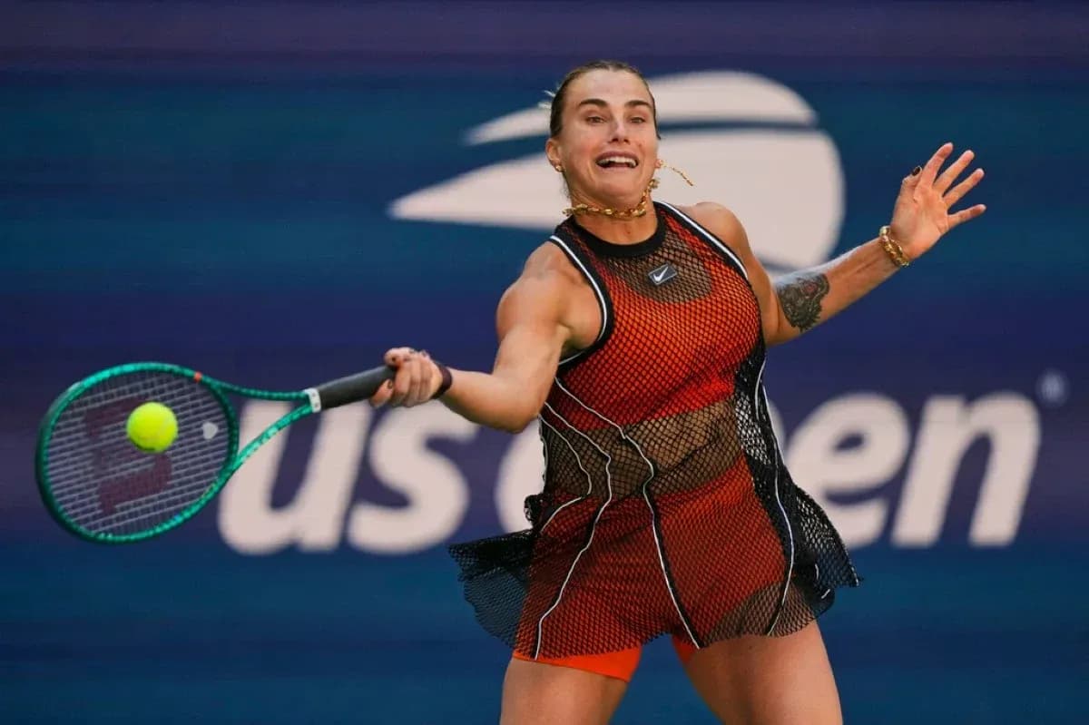 Joueuse de tennis frappant une balle au US Open