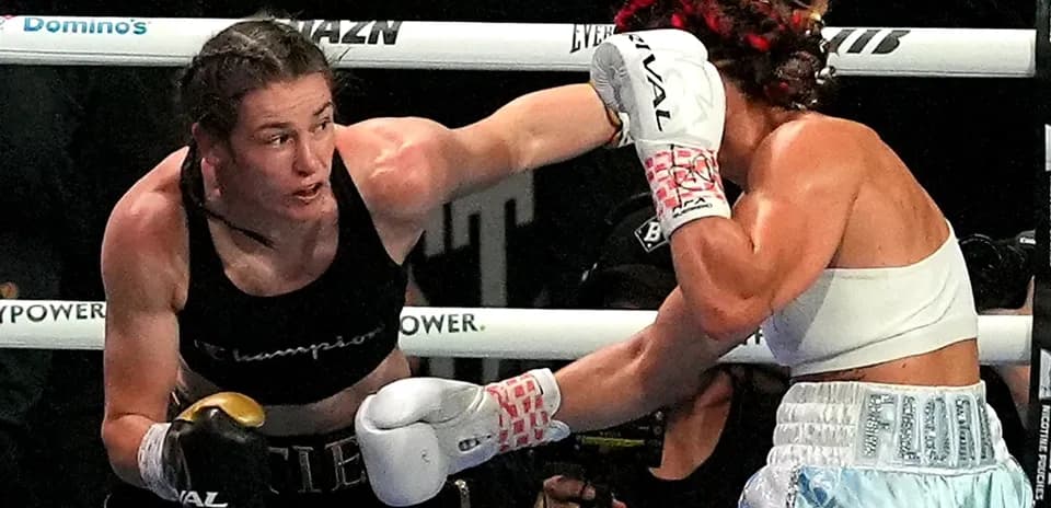 Boxeuses en action pendant un combat de boxe