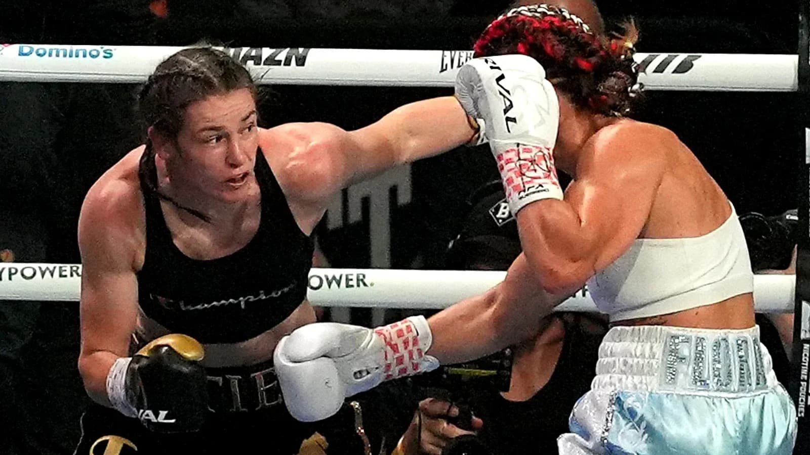 Boxeuses en action pendant un combat de boxe