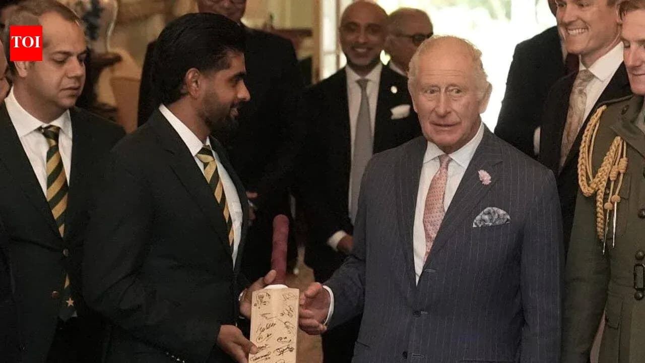 Rencontre entre des joueurs de cricket et le roi Charles
