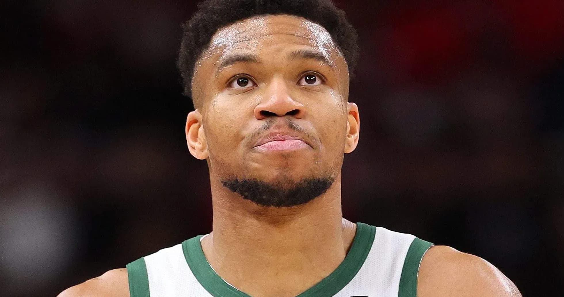 Joueur de basket regardant vers le haut sur le terrain