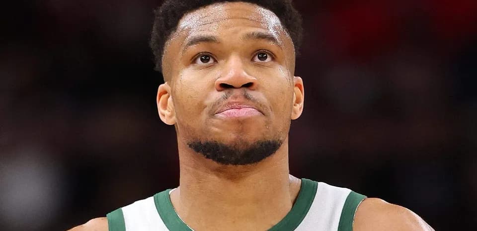 Joueur de basket regardant vers le haut sur le terrain