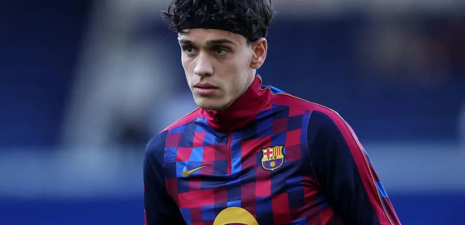 Joueur en survêtement du FC Barcelone sur le terrain