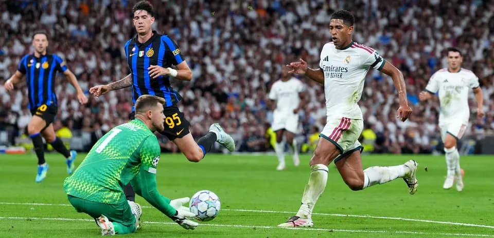 Joueur de Real Madrid courant vers le but adverse